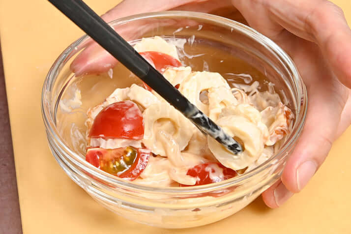 竹輪とトマトの塩辛マヨ和え　レシピ2