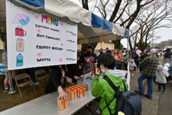 14号グラビア米国人お花見_9