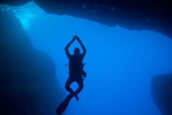 水中洞窟でのダイビング
