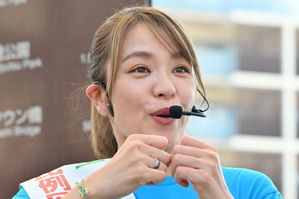 今井絵理子は“手つなぎ不倫”ハシケンと街頭演説 すでに同棲、9月に結婚か（写真2） | デイリー新潮