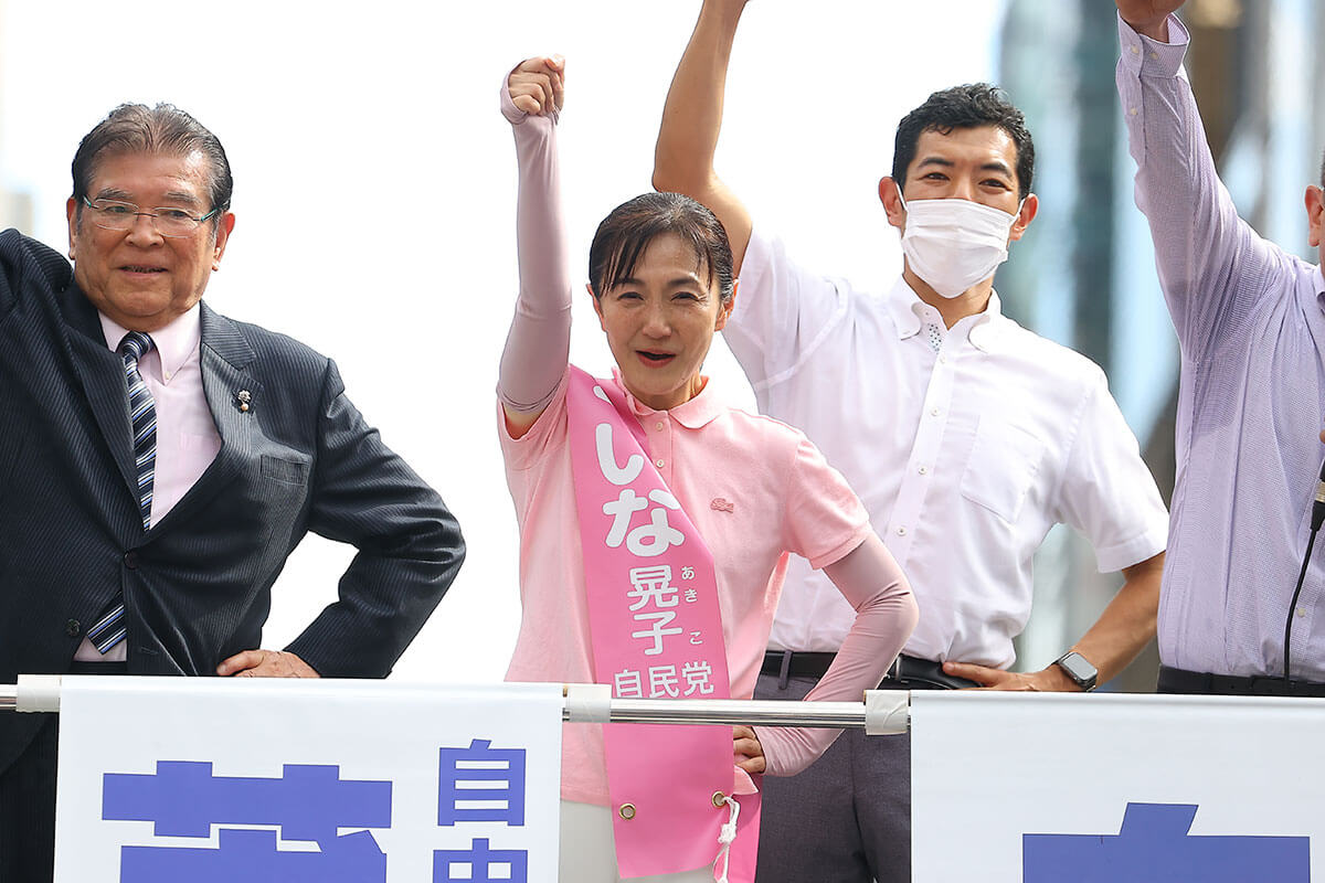 av生稲 生稲晃子の応援になぜ石坂浩二が？ あきれた「芸能事務所丸抱え」選挙 | デイリー新潮