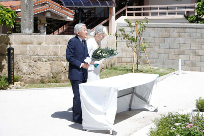 11回訪問され、沖縄に思いを寄せ続けられてきた上皇ご夫妻。那覇市にある慰霊碑「小桜の塔」に供花された（2014年6月27日）