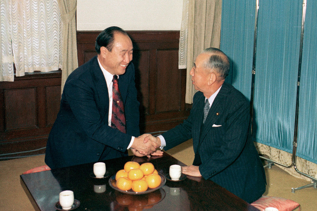 文鮮明と握手する岸信介元総理