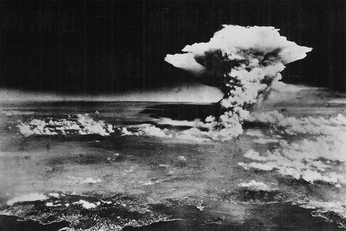原爆投下後、広島に立ち上った巨大なきのこ雲