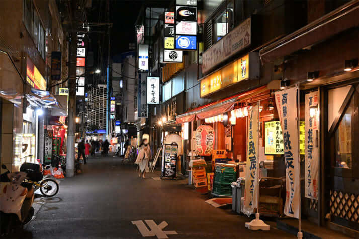 繁華街の居酒屋