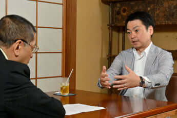 鵜飼秀徳、佐藤優