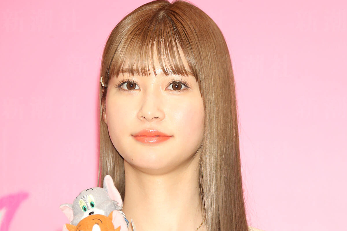 女優・生見愛瑠さんのチェキ写真（直筆サイン入り)です。 （生見