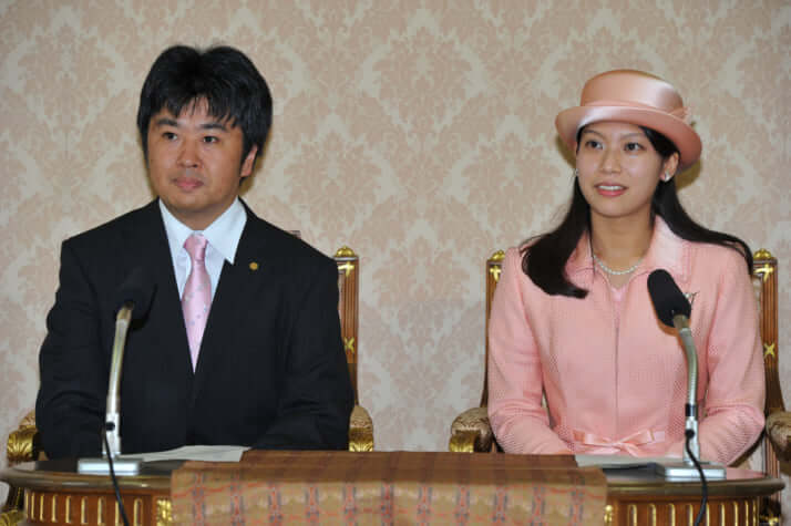 婚約内定会見での千家国麿さんと典子さま