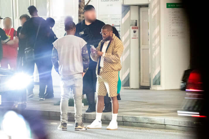 写真 来日中の メイウェザー 40人を引き連れて高級焼肉店へ 路上で大はしゃぎの 銀座の夜 デイリー新潮