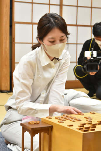 38号グラビア 里見香奈_1