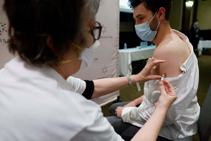 インフルエンザワクチンを接種する男性