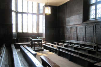 イギリスの名門パブリックスクール「ハロウ校」の最も古い教室「Fourth Form Room」