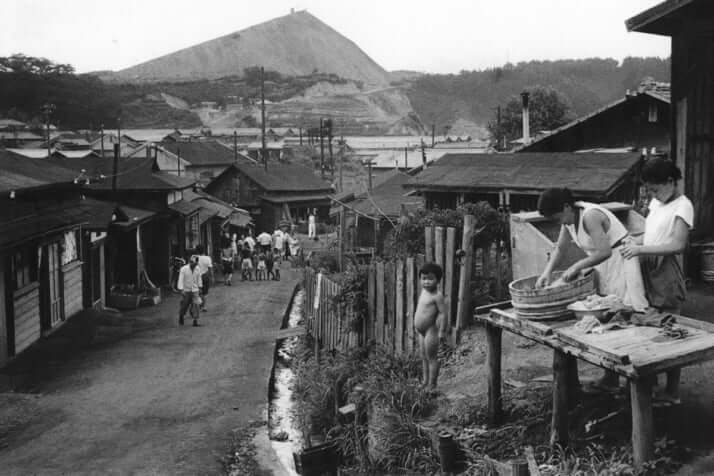 炭鉱に生きる―炭鉱労働者の生活史 (1960年) (岩波新書) 新装版 画文集 炭鉱に生きる 地の底の人生記録 | 山本 作兵衛