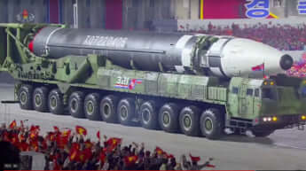 新型の大陸間弾道ミサイル（ICBM）