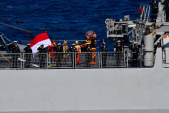 44号グラビア 国際観艦式_2