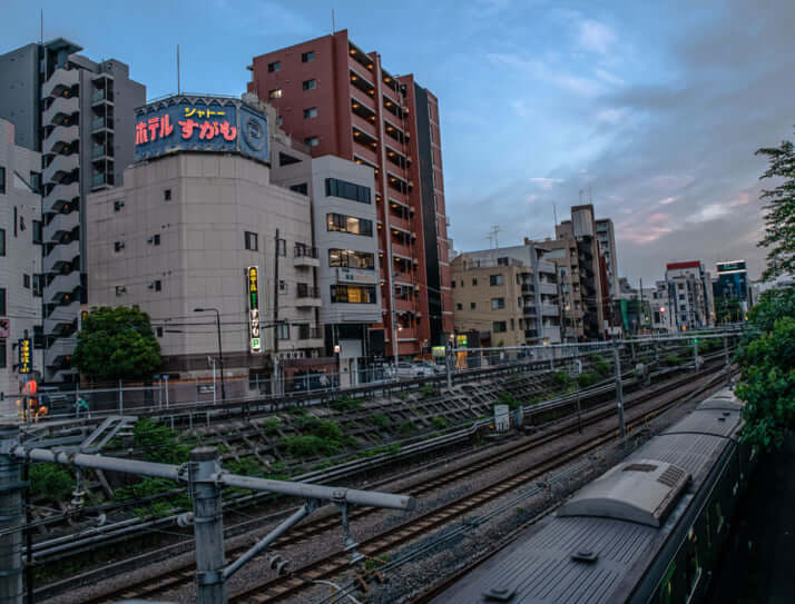 ラブホのネオンが灯る街並み