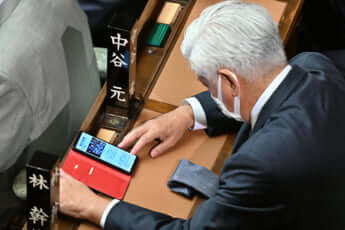 49号グラビア スマホをいじる議員_2