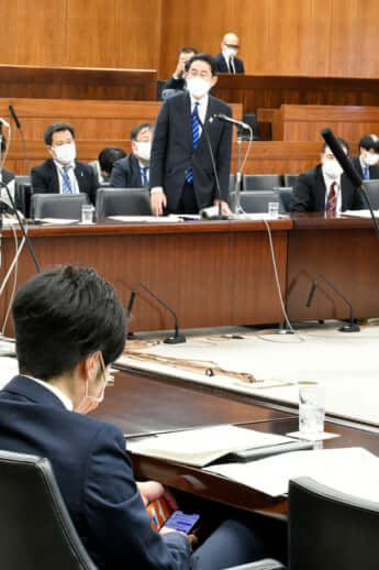 49号グラビア スマホをいじる議員_3