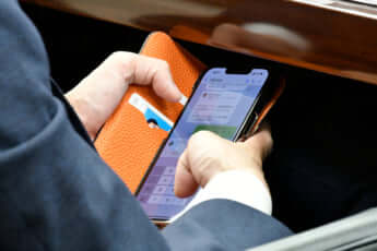 49号グラビア スマホをいじる議員_4