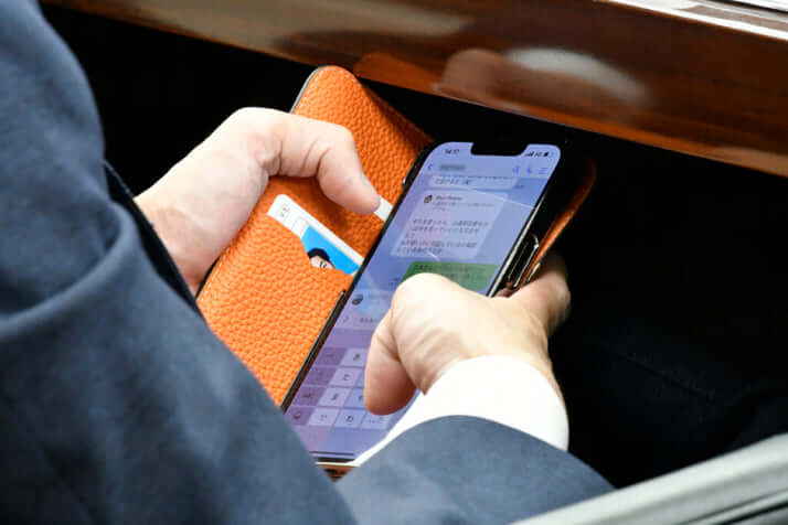 49号グラビア スマホをいじる議員_4