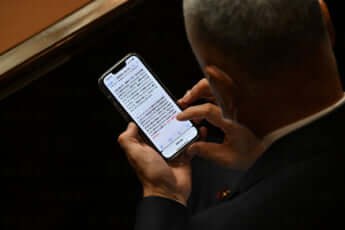 49号グラビア スマホをいじる議員_6