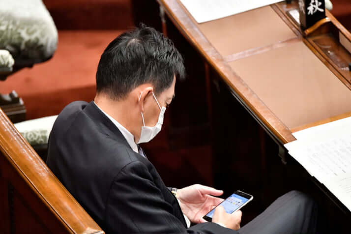 49号グラビア スマホをいじる議員_7