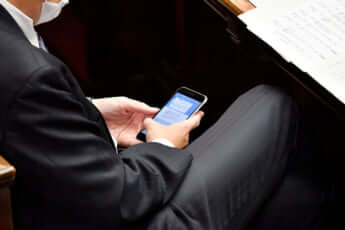 49号グラビア スマホをいじる議員_8