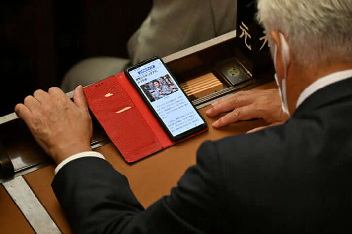 49号グラビア スマホをいじる議員_9