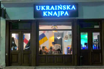 ヴロツワフで見かけたウクライナ料理食堂は人々で賑わっていた