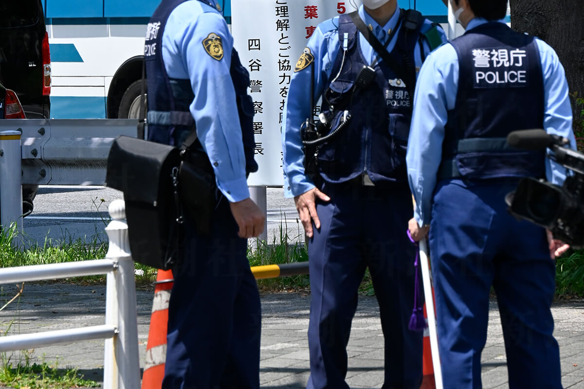 警察 人手 不足