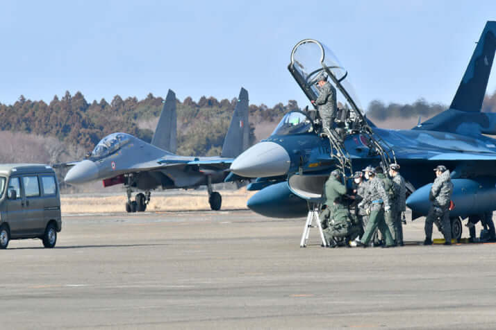 百里基地に並ぶ日印の軍用機