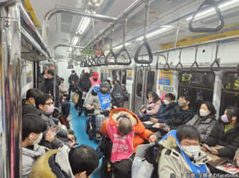 地下鉄内で乗客の通行を妨害