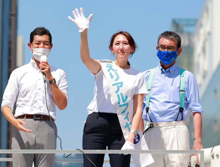 英利アルフィヤ、河野太郎