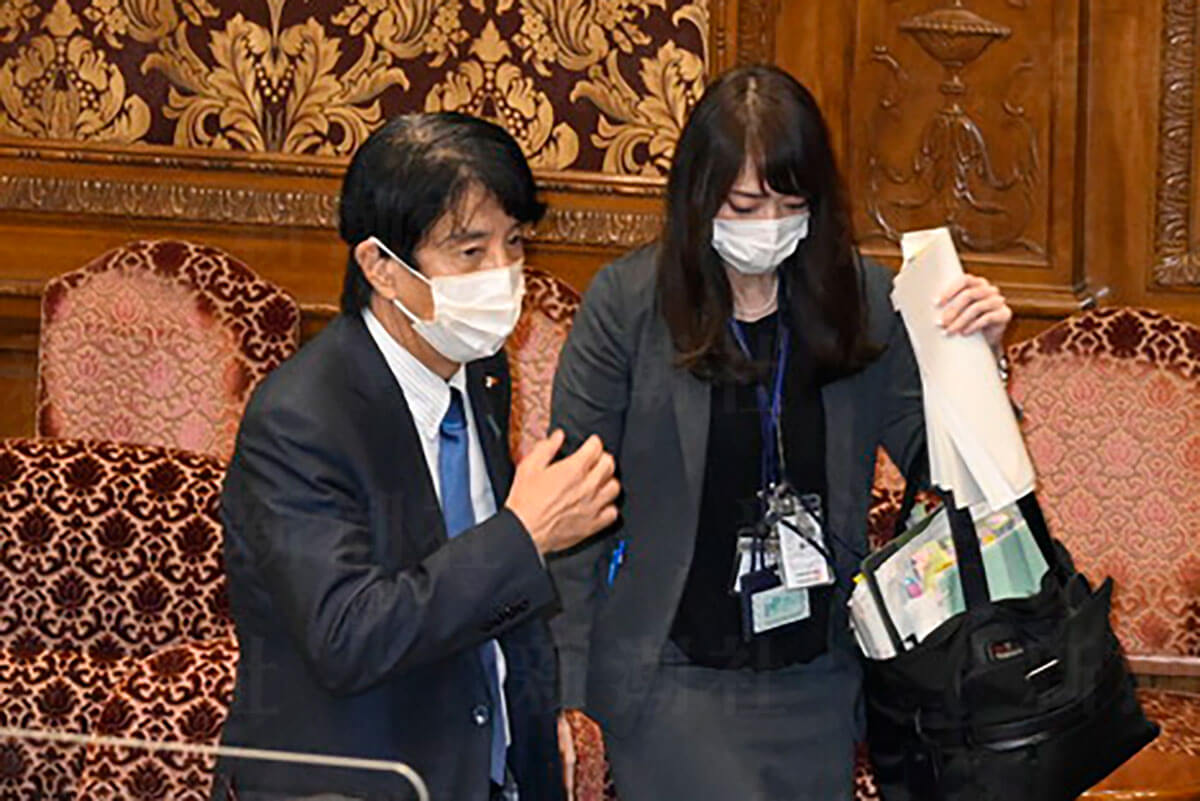 女性秘書官を地方にまで連れ回す斎藤法務大臣 「メンタルにきているのか、暗い顔をしている」(写真10) デイリー新潮