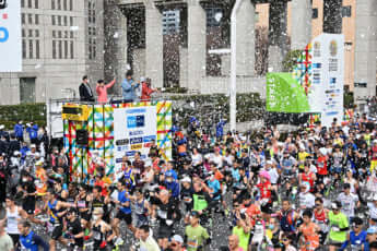 23年10号グラビア 東京マラソン_1