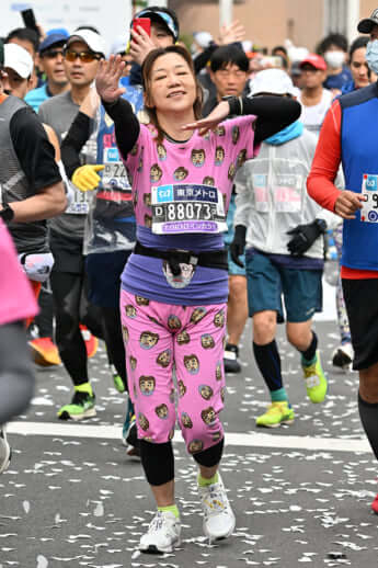 23年10号グラビア 東京マラソン_2