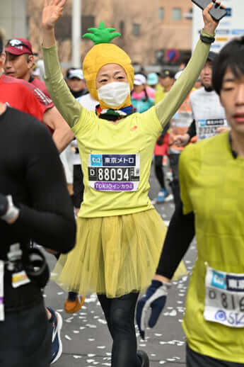 23年10号グラビア 東京マラソン_3