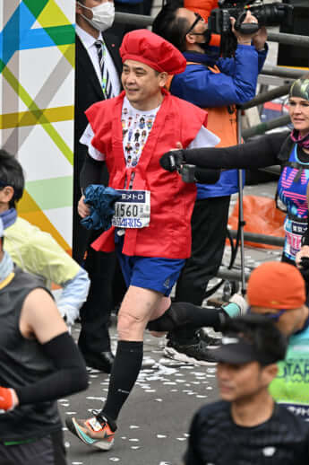 23年10号グラビア 東京マラソン_5