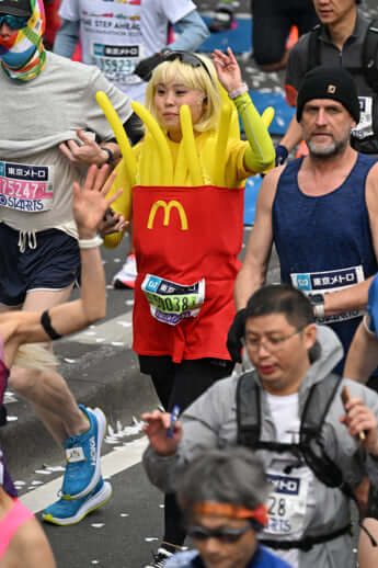 23年10号グラビア 東京マラソン_6
