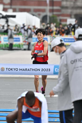 23年10号グラビア 東京マラソン_7