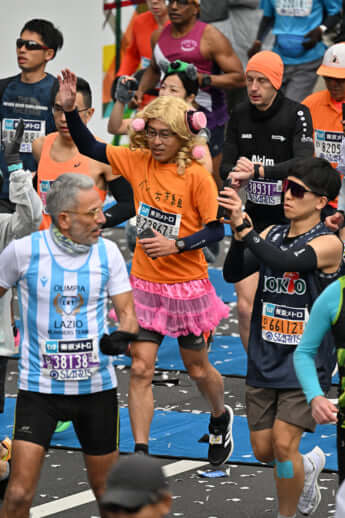 23年10号グラビア 東京マラソン_9