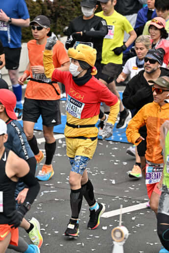 23年10号グラビア 東京マラソン_10