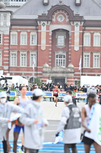 23年10号グラビア 東京マラソン_14