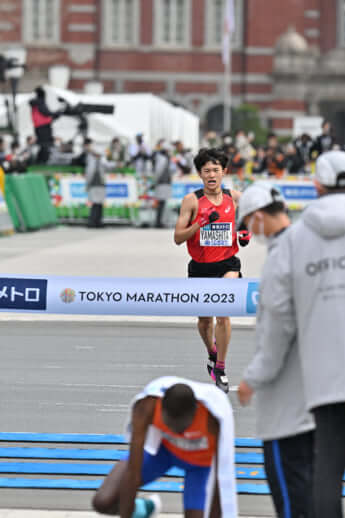 23年10号グラビア 東京マラソン_16