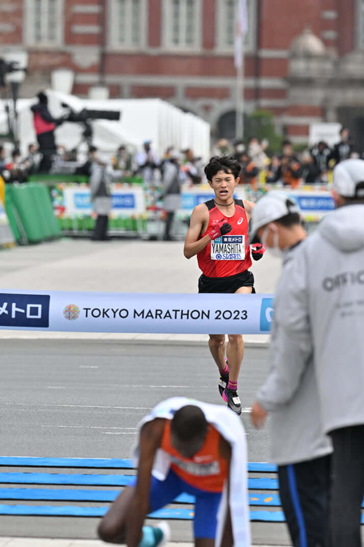 23年10号グラビア 東京マラソン_16