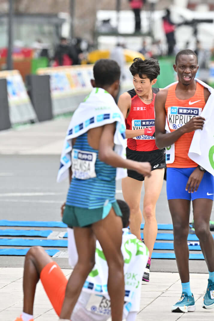 23年10号グラビア 東京マラソン_17