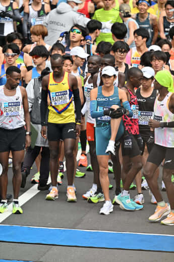 23年10号グラビア 東京マラソン_18