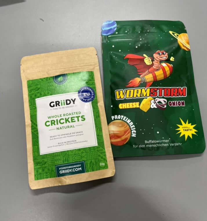 フィンランドで販売されているコオロギを使ったスナックと（左）ドイツのバッファローワームを使ったスナック（右）