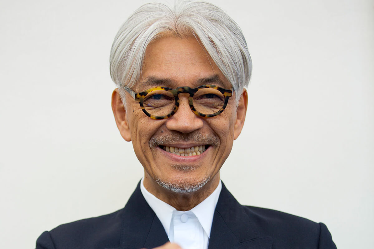 「校長室を占拠する日に遅刻」「戦メリ音楽誕生の秘話」 坂本龍一さんの素顔を部活の先輩らが明かす デイリー新潮