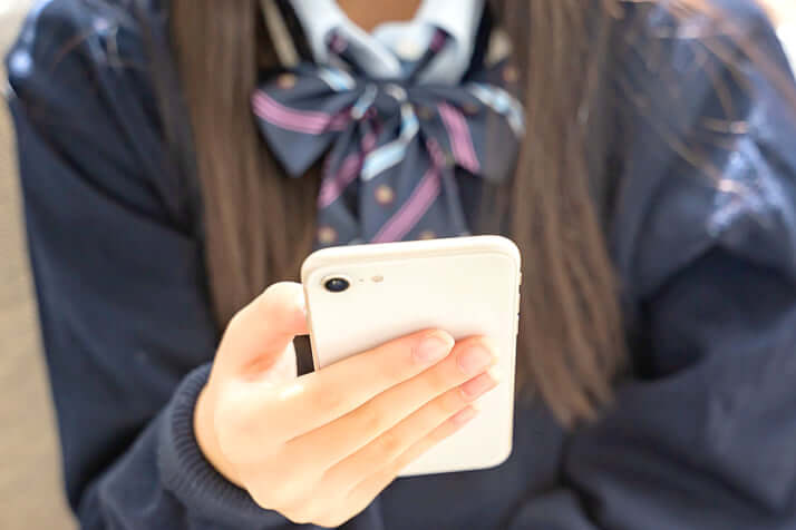 スマホを使う子供